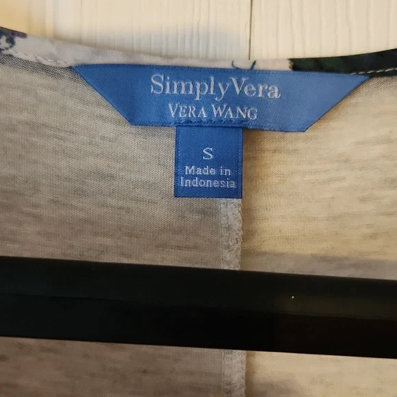 Simply Vera by Vera Wang Sleeveless Floral Gray Top - Size Small - Picture 3 of 5